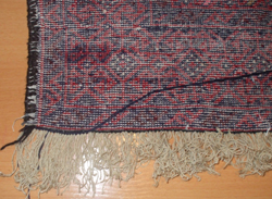 fijacion de flecos nuevos de alfombra baluch con una cadeneta
